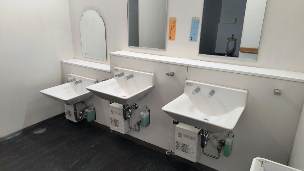 男子トイレ洗面台