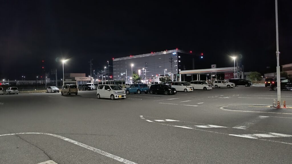 夜間の駐車場