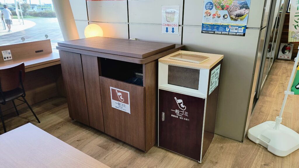 フードコートにあるゴミ箱（営業時間内のみ利用可能）