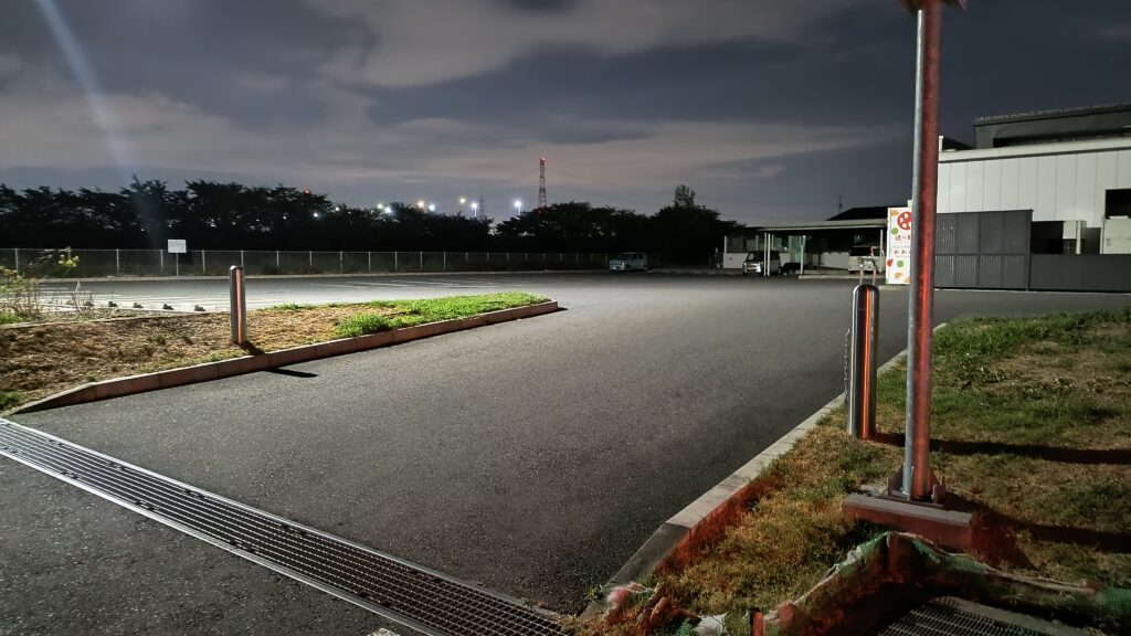 「子育てはうすぱすてる」駐車場夜間の様子