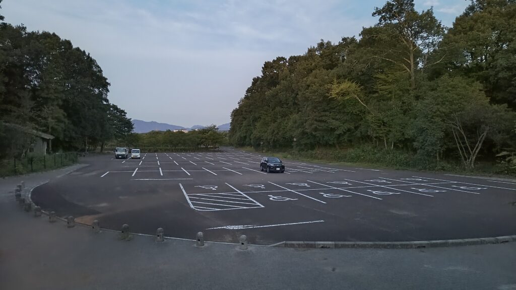 ホテルを横目に更に進むと東側の駐車エリアです。24時間トイレが故障中だったのもあり、ガラガラというか1台も車が停まっていませんでした。(白の車はおそらく関係車両で誰も乗ってなかった)