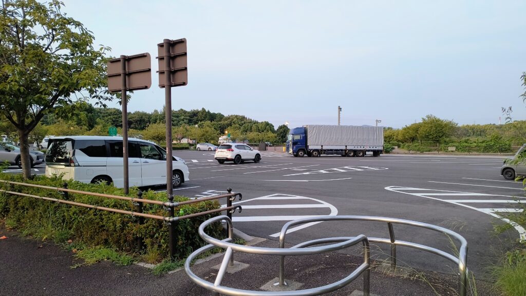 高速道路のパーキング。温泉とトイレに最も近い駐車エリアです。