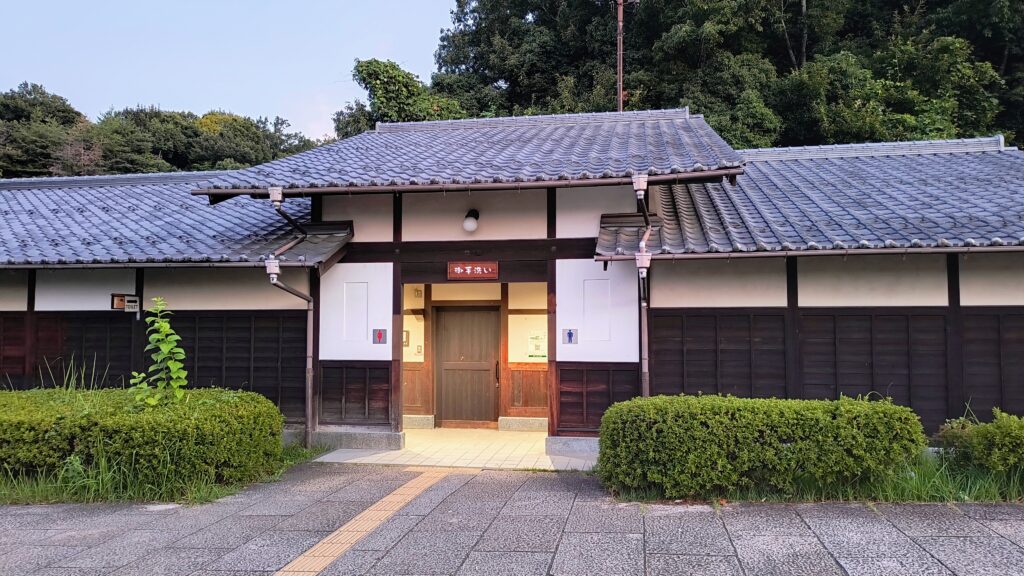 道の駅のトイレ棟外観