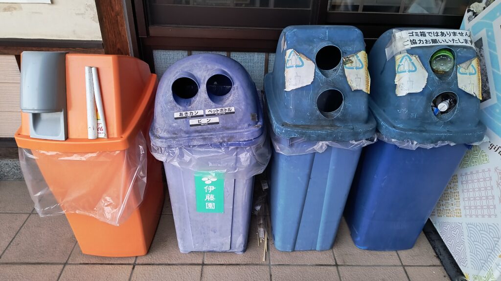 自動販売機の横には基本的にゴミ箱がありました。