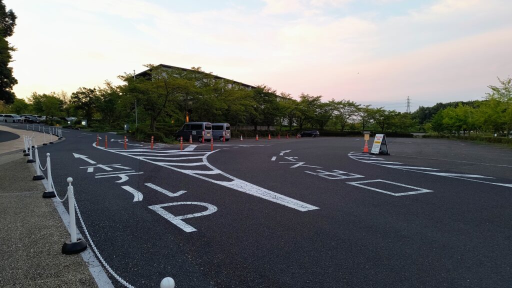 道の駅側の駐車エリアから東側に行くとホテルがあります。