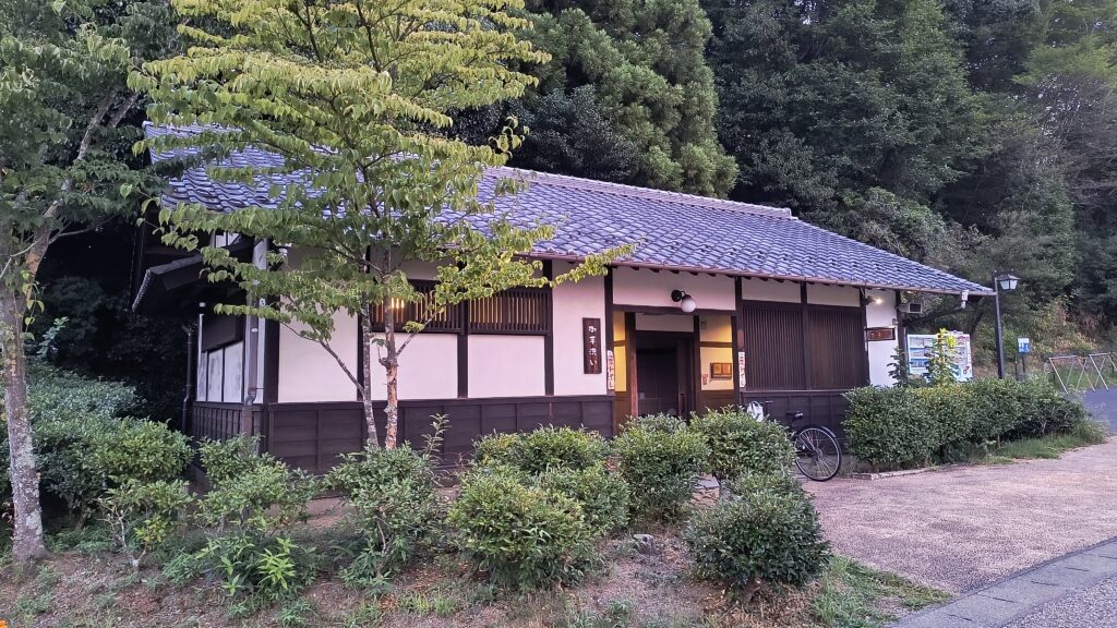 ホテル近くにあるトイレ棟の外観。