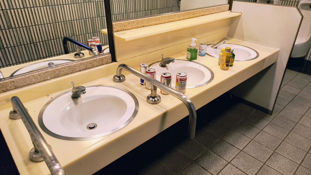 ホテル側トイレの男子トイレ洗面台