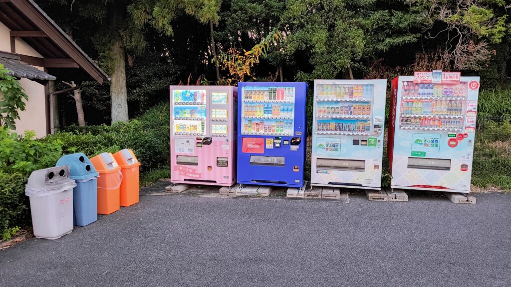 ホテル近くにあるトイレ横の自動販売機とゴミ箱(缶・ビン、ペットボトル用)