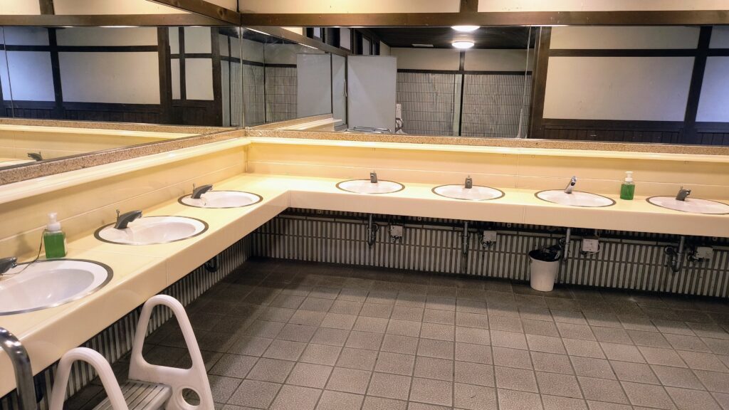 男子トイレ洗面台。石けんはボトルが2個置かれてました。