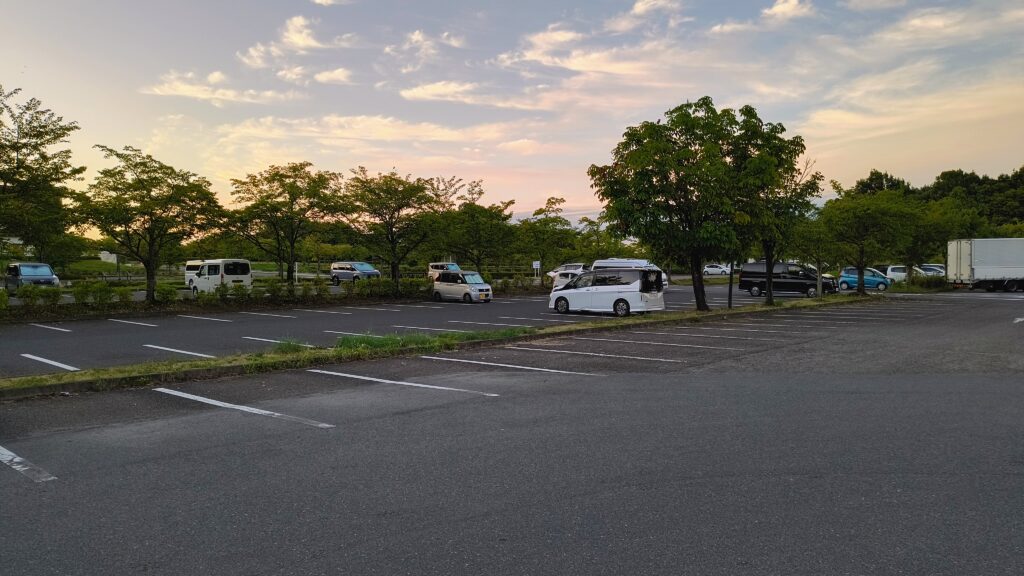 道の駅側駐車場の普通車エリア。近い方から埋まっていて遠めのエリアは結構空いてました。