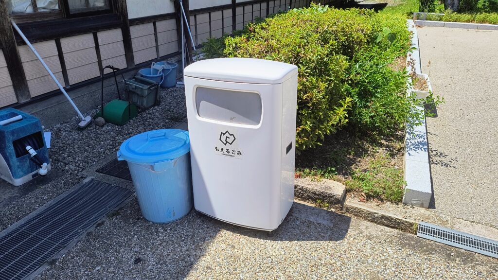 燃えるゴミ用のゴミ箱