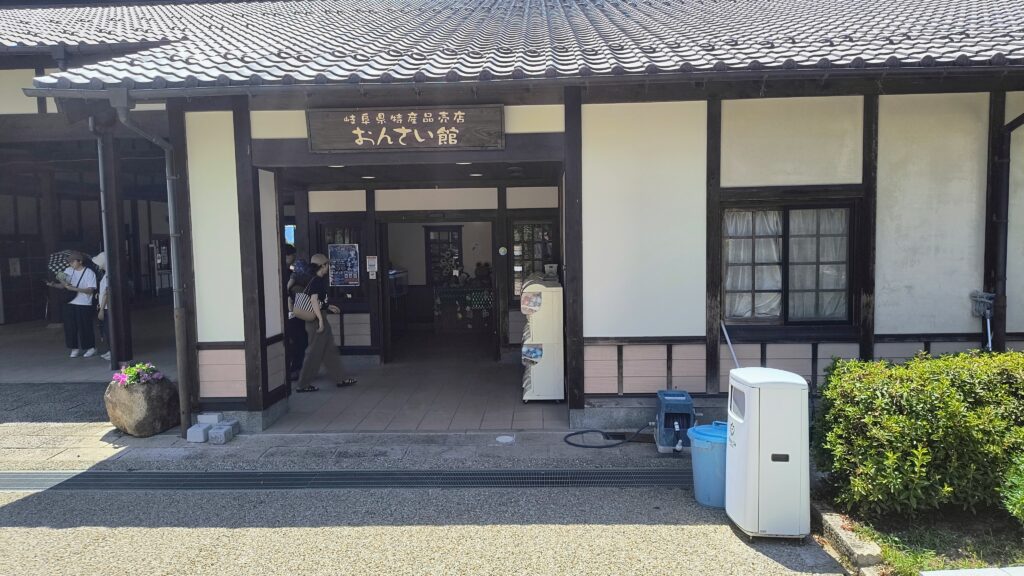 営業時間内のみ入場可能な敷地内に燃えるゴミ用のゴミ箱