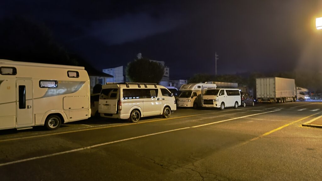 北側の駐車エリア。お盆休み中ということもあり、かなり混雑していました。
