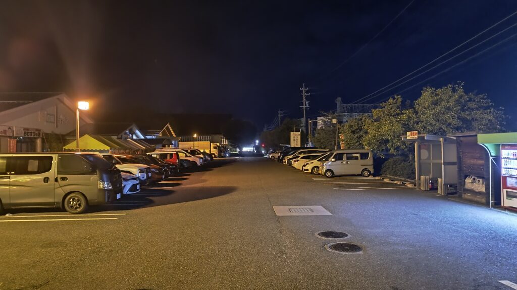 道の駅正面、道路沿いに駐車エリアの様子(夜)
