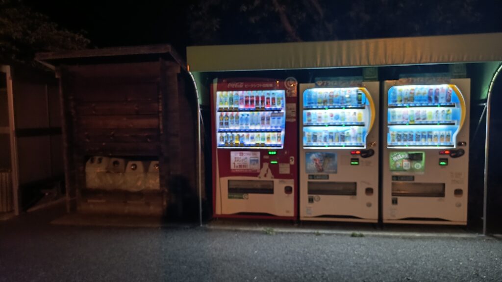 自動販売機とその横に置かれたゴミ箱(リサイクルボックス)