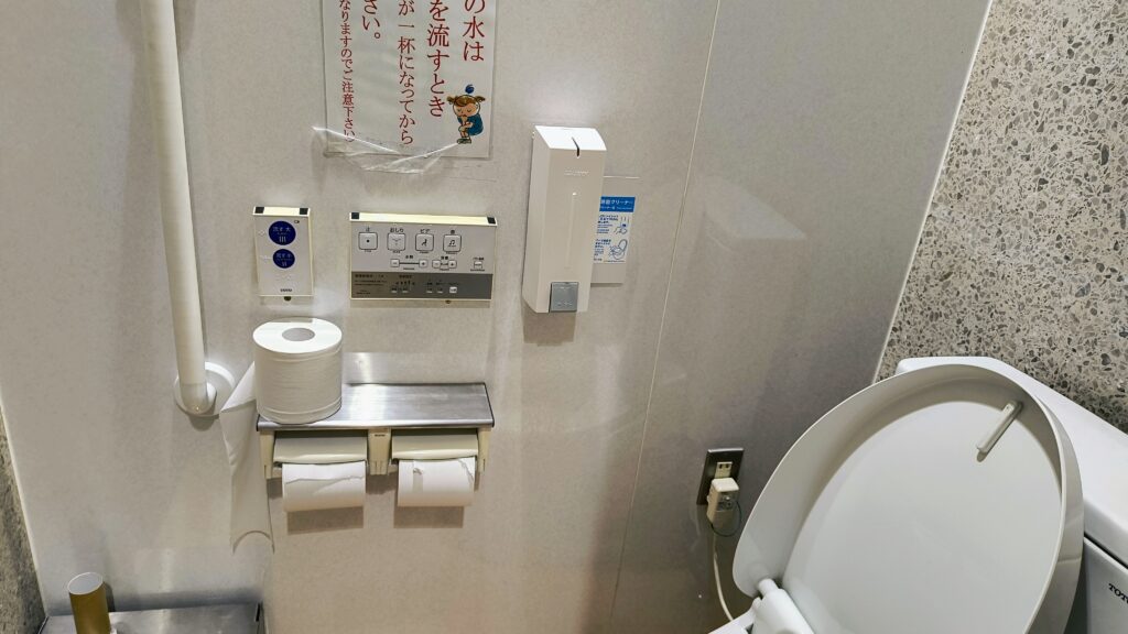 道の駅側トイレ個室。ウォシュレットあり