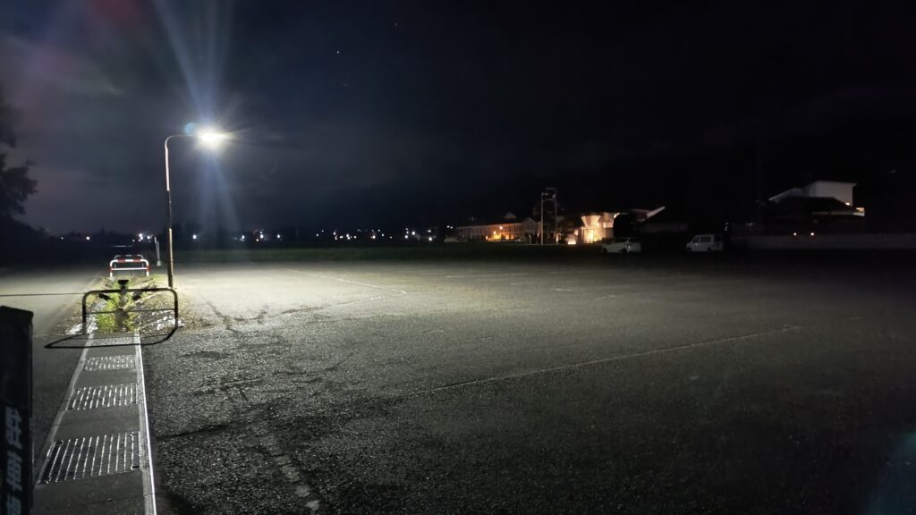 公園駐車場の様子(夜)。道の駅駐車場の混雑が嘘のように空いていました。