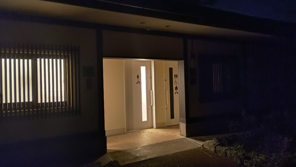 道の駅西側に隣接する堀金中央公園のトイレ。道の駅の北側駐車場から近いです。