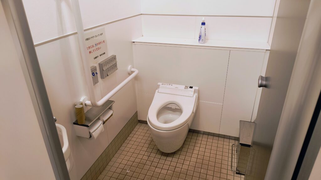 男子トイレ個室も1つ。ウォシュレット完備。