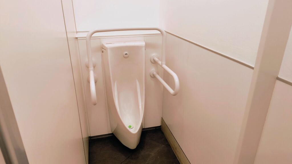 男子トイレ小便器も1基のみ。