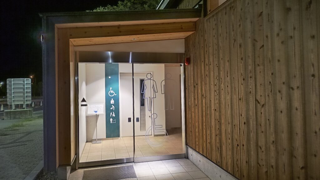 24時間トイレ入り口。自動ドアのため虫はとくにきになりませんでした。