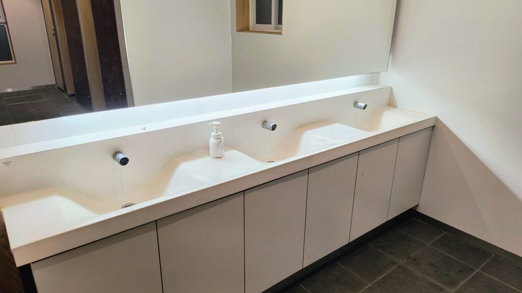 男子トイレ洗面台。石けんあり。水の出始めはお湯ですが、そのあとは水になりました。冬季はもしかしたらそのままお湯が出つづけるのかもしれないです。