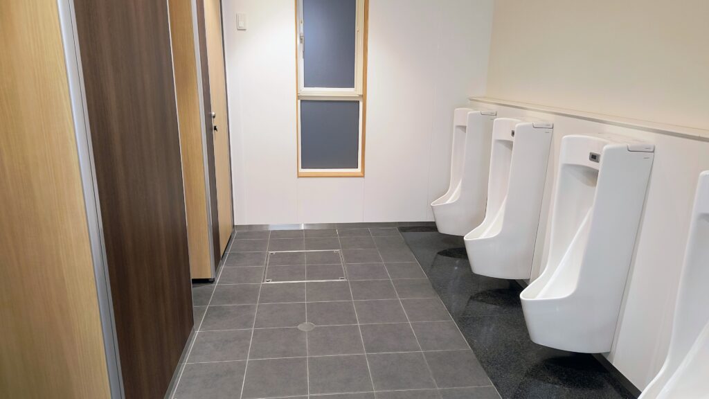 男子トイレ小便器。見た目はキレイで、匂いもほのかに木の香りがして新しい感じがしました。