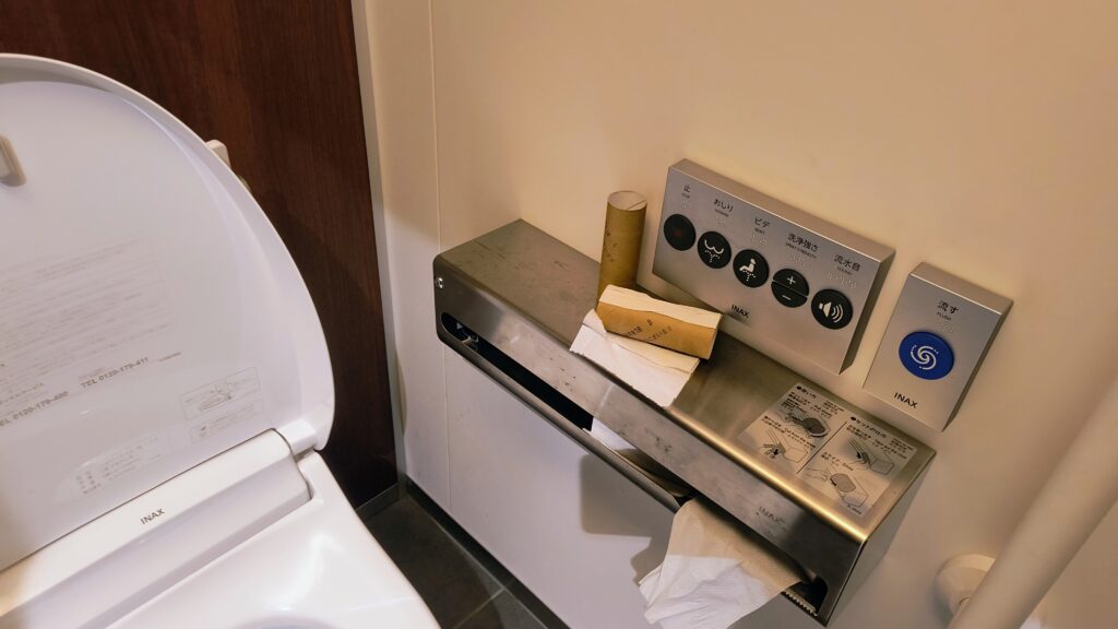 男子トイレの個室は2つ。男女共用の多目的トイレも1つありますが、施設の広さの割に少なめな印象。