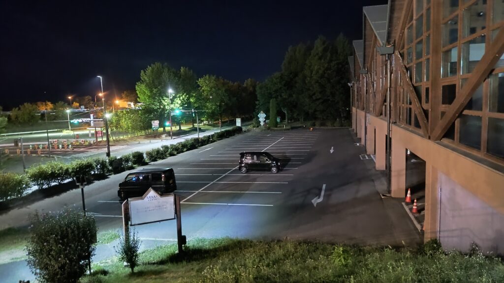 夜間の道の駅側駐車場の様子。