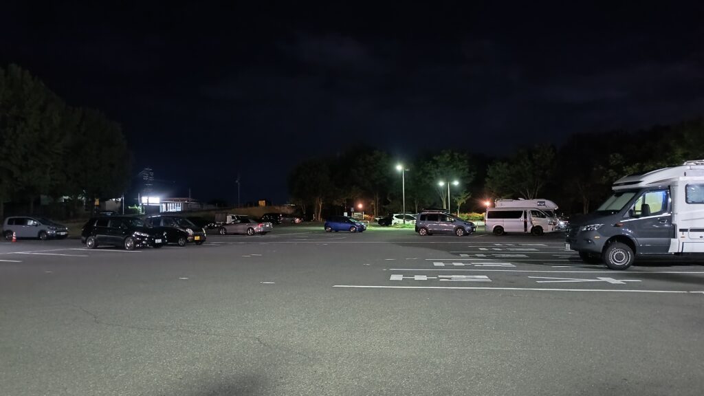 夜間の高速道路側駐車場の様子。