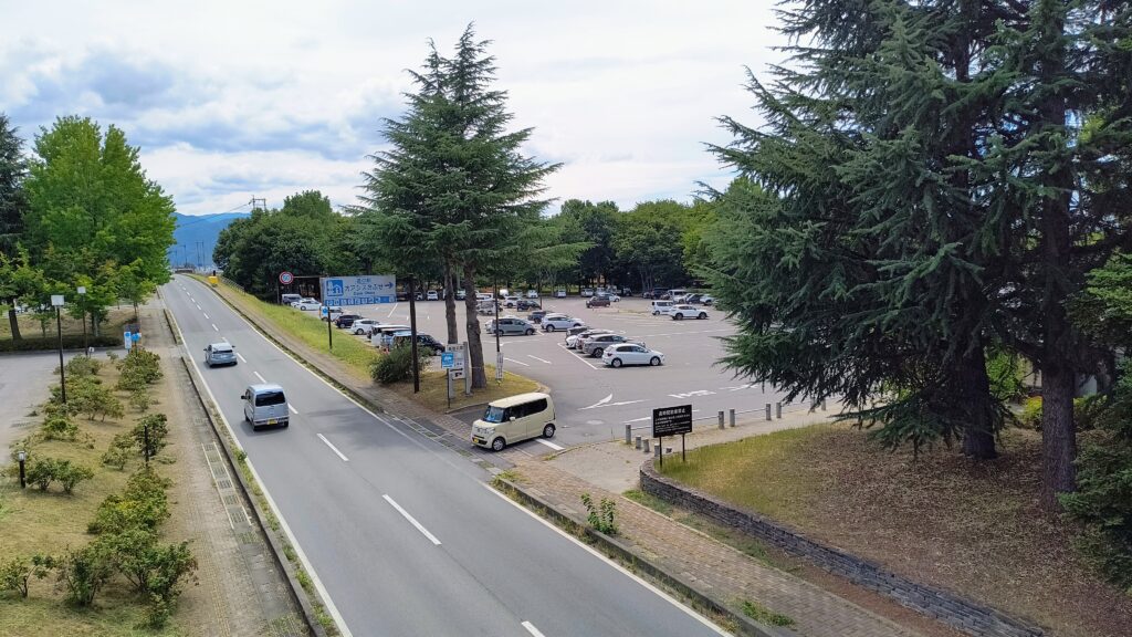 陸橋から見た高速道路側駐車場の様子。