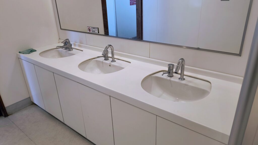 道の駅営業時間内のみ使えるトイレの洗面台。一番左の蛇口だけ手動ですが温度調整つまみになっていたので、冬季はお湯が出るのかも(訪問時は出なかったです)。