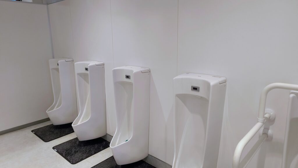 道の駅内の男子トイレ小便器。