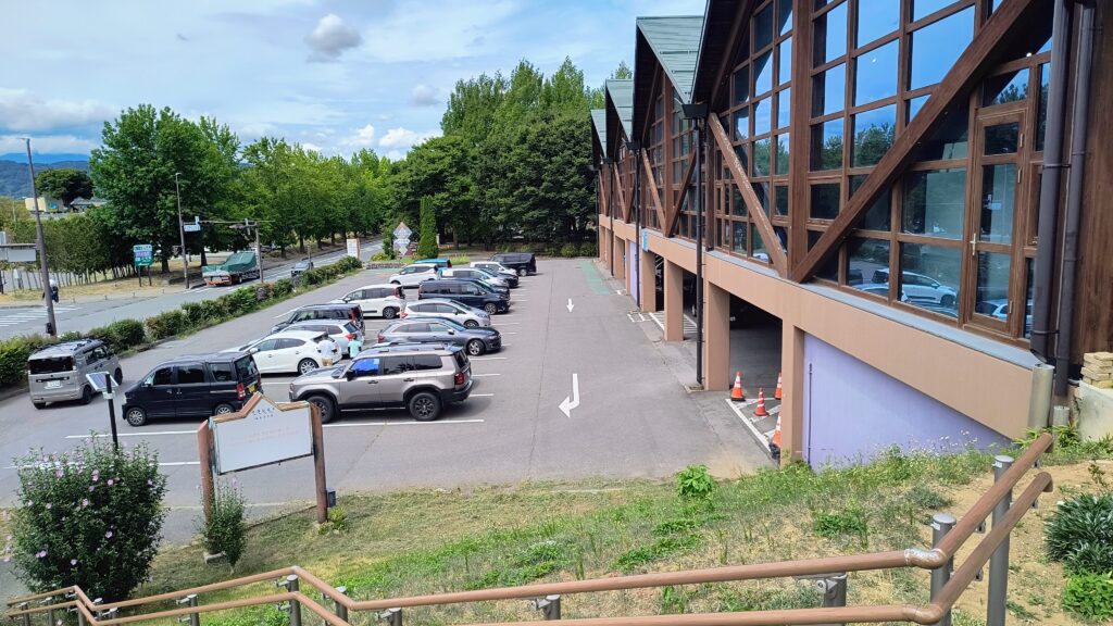 道の駅とその駐車場の様子。道の駅建物の1階部分も駐車スペースになっています。