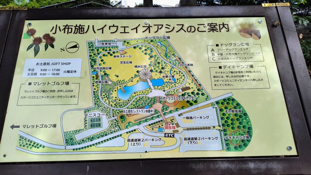 小布施ハイウェイオアシス全体図。図の下側(西側)に高速道路側の駐車場、道を挟んで向かいに道の駅側駐車場があります。