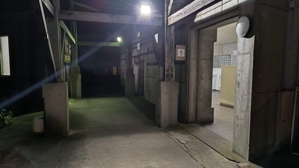 トイレ入り口。解放されていますが虫はあまり気になりませんでした。