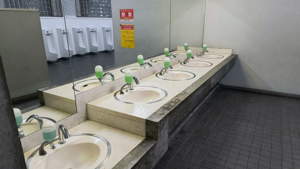 男子トイレ洗面台。