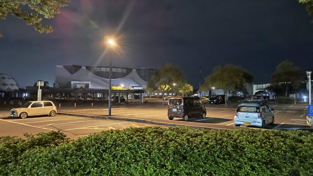 夜間の駐車場の様子。建物から離れた場所は空いていました。