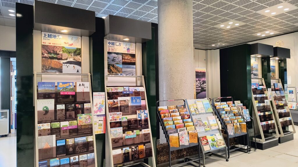 新潟市だけでなく新潟県内の様々な地方のパンフレットが置いてあります。