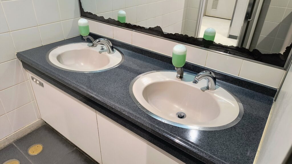 「ファイブワン いいね!新潟館」1階男子トイレ洗面台。営業時間内のみ利用可能です。