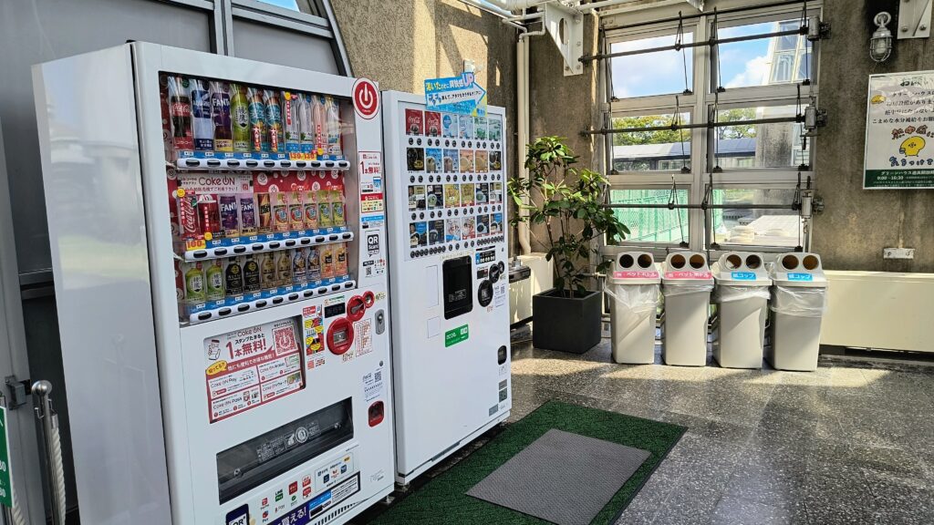 大型遊具と飲食スペースがある「グリーンハウス」内の飲料容器用ゴミ箱(営業時間内のみ)