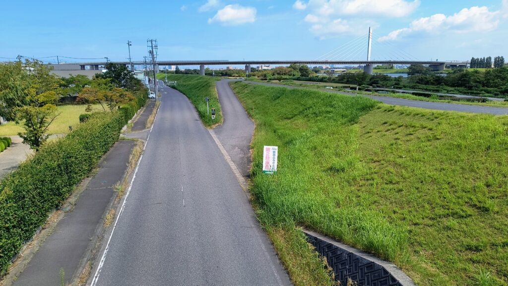 道の駅の裏(川沿い)にある第2駐車場の入り口看板。斜めに上る狭い道です(逆からも上れます)。