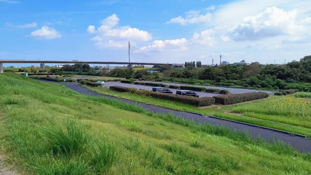 日中の第2駐車場。奥の方に仮設トイレが見えます。