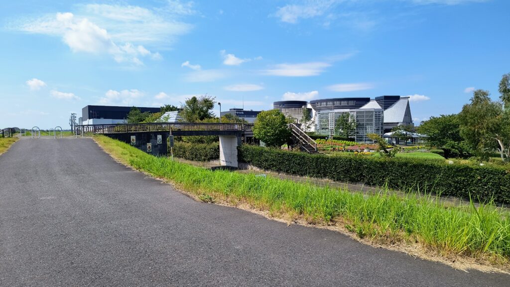 第2駐車場と道の駅をつなぐ陸橋。歩くと結構遠いです。