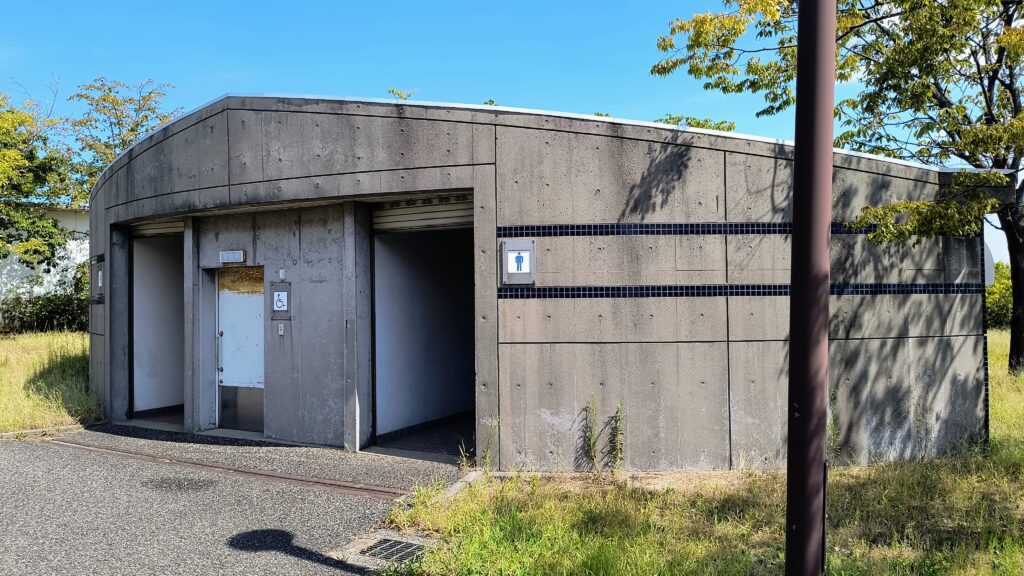 第2駐車場に近い道の駅庭園内にあるトイレ(仮設トイレとは別)。夜間未確認ですが、おそらく営業時間内のみ利用可能だと思います。