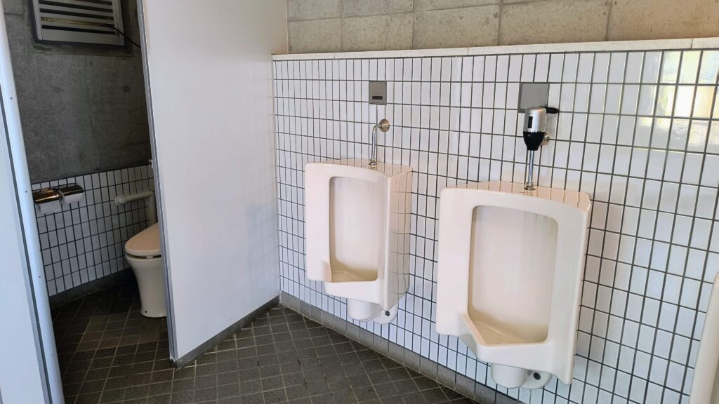 庭園内トイレ室内の様子。ウォシュレットなし。