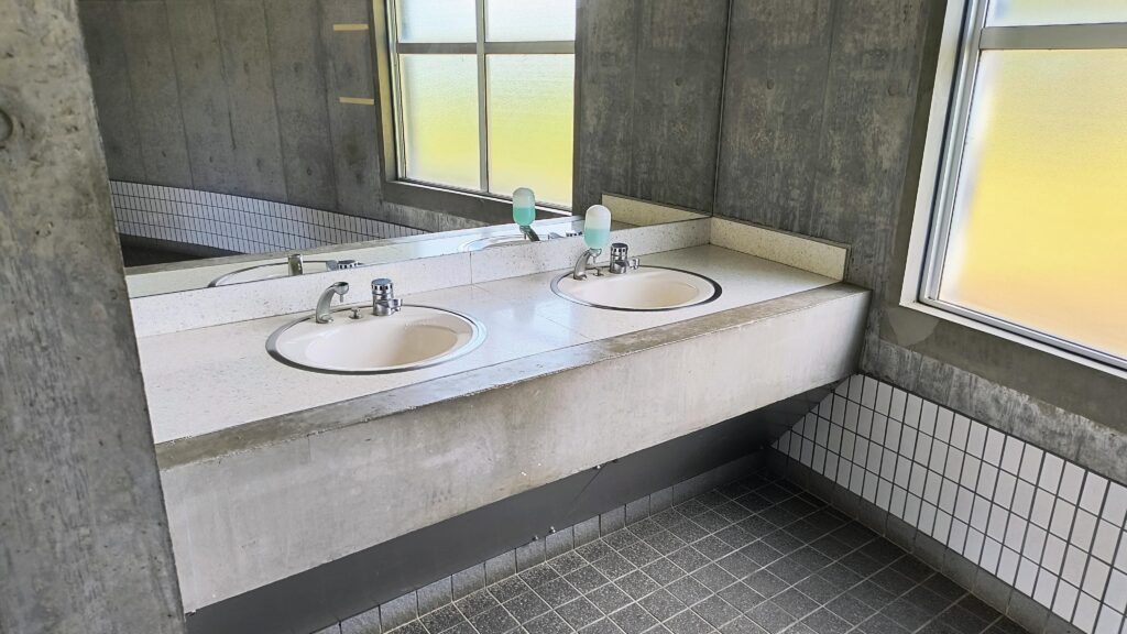 庭園内トイレ洗面台