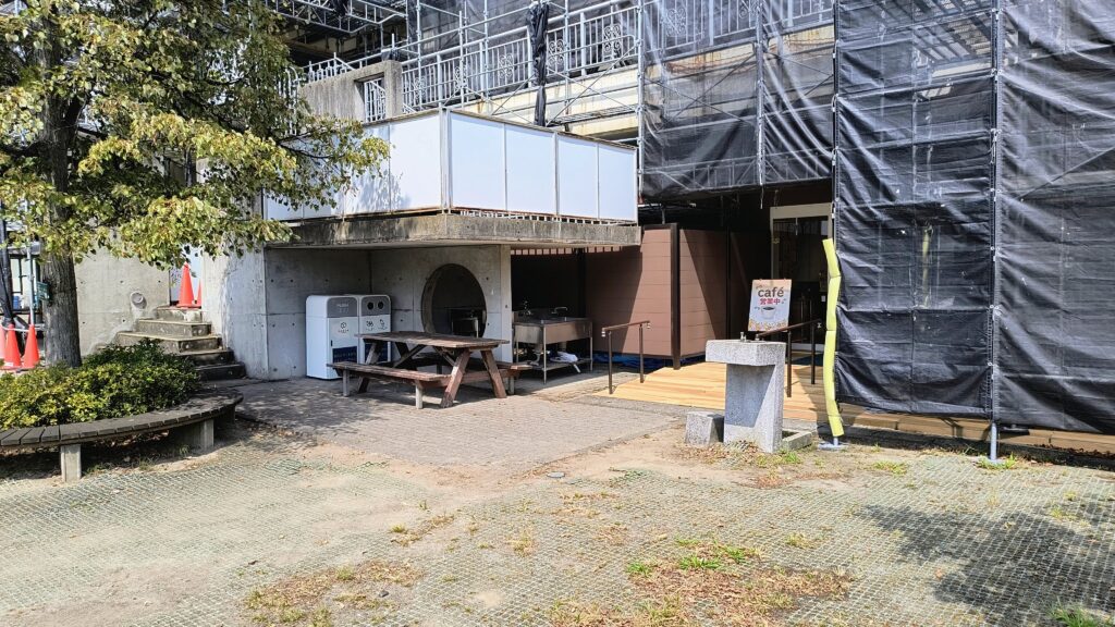 「cafe花畑」入り口付近にゴミ箱がありました。
