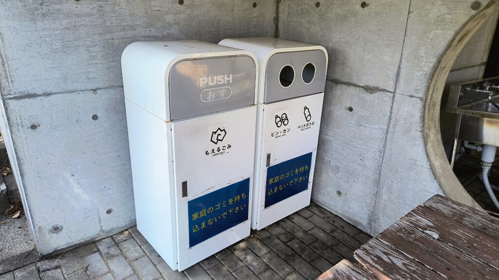 ゴミ箱のアップ。燃えるゴミ、缶・ビン、ペットボトル用。