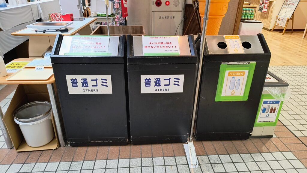 物産館フードコート付近に燃えるゴミなどのゴミ箱(営業時間内のみ)